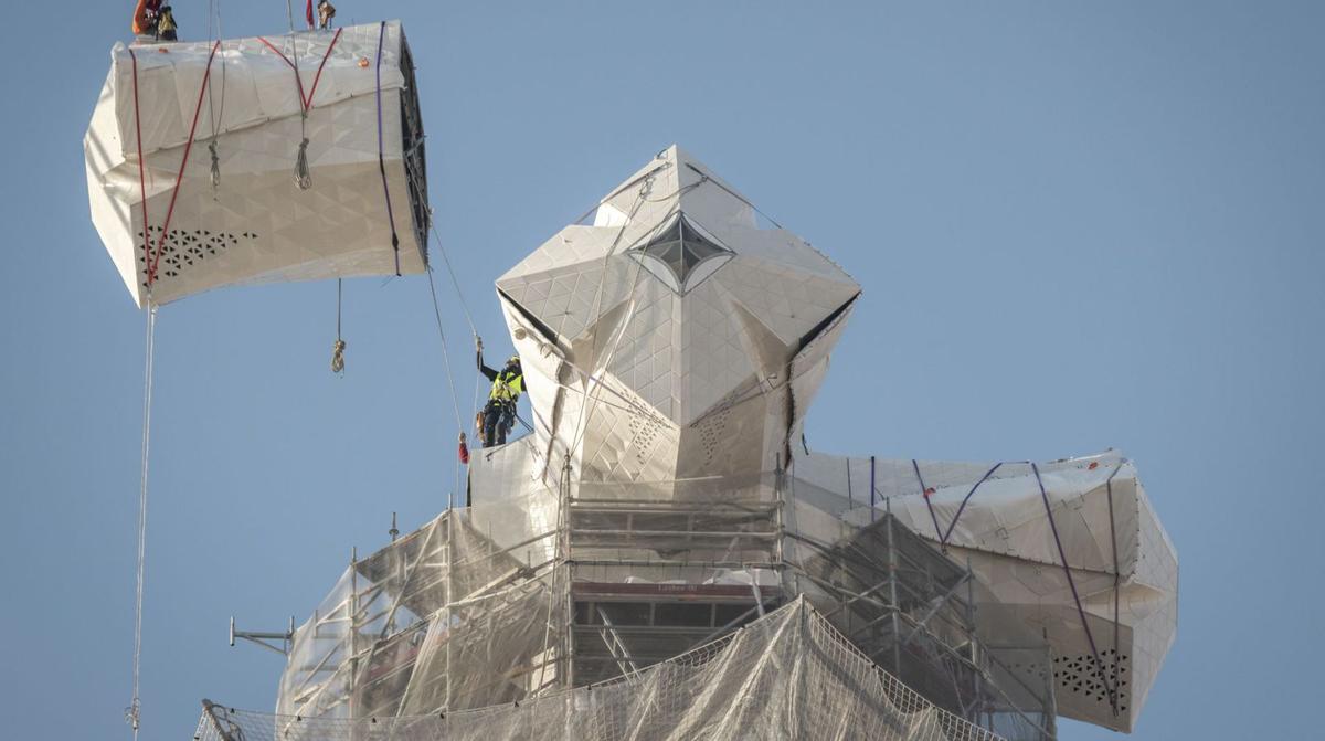 La torre de Jesús de la Sagrada Família  té dos braços nous