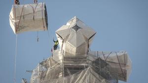 La torre de Jesús de la Sagrada Família  té dos braços nous