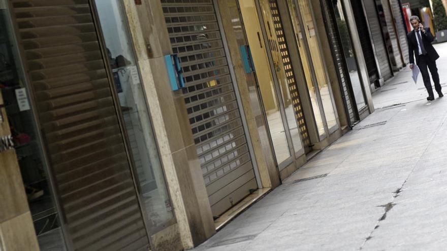 Persianas bajadas en una calle de Murcia.