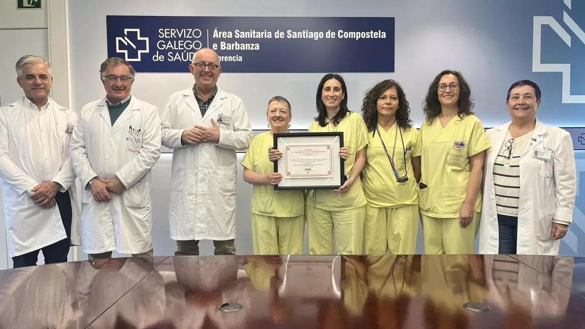 Ángel Facio, tercero por la izquierda, junto a Mercedes Andrade y Nuria Martínez, y parte del equipo directivo del CHUS.