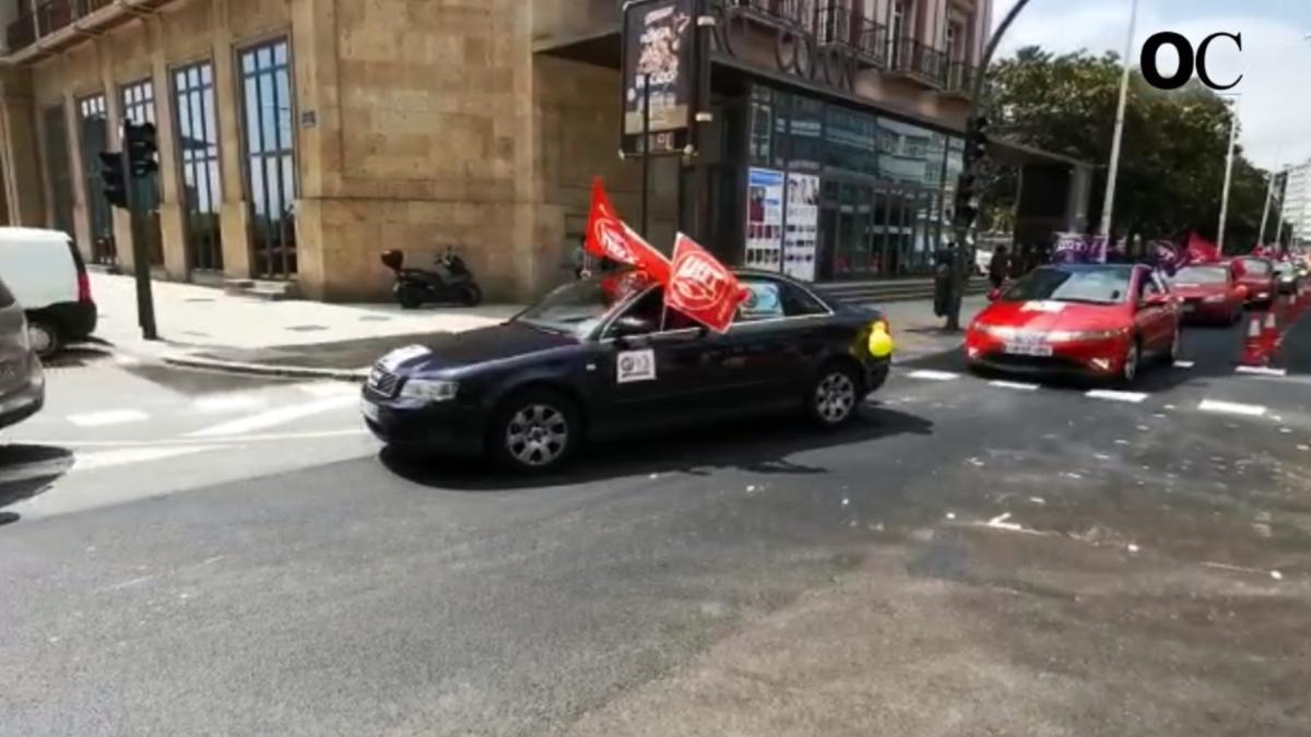 Unos 40 vehículos secundan una caravana contra "el desmantelamiento" de Correos