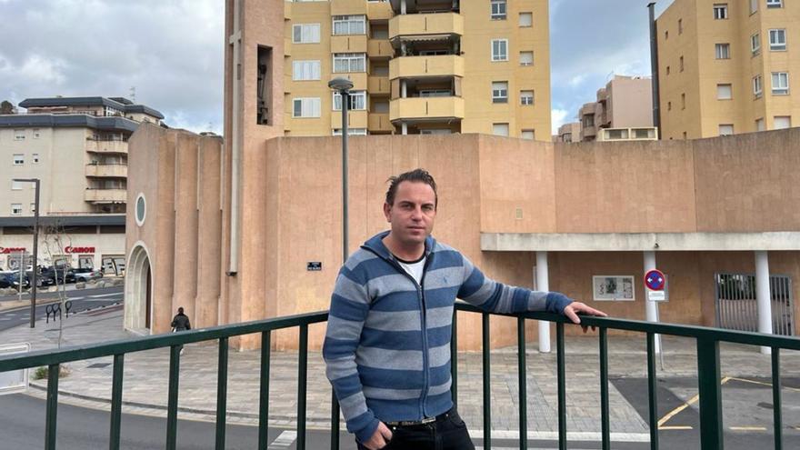 Sergio Lleó, frente a la parroquia de la Mare de Déu del Roser de Vila, en la que fue monaguillo durante varios años.