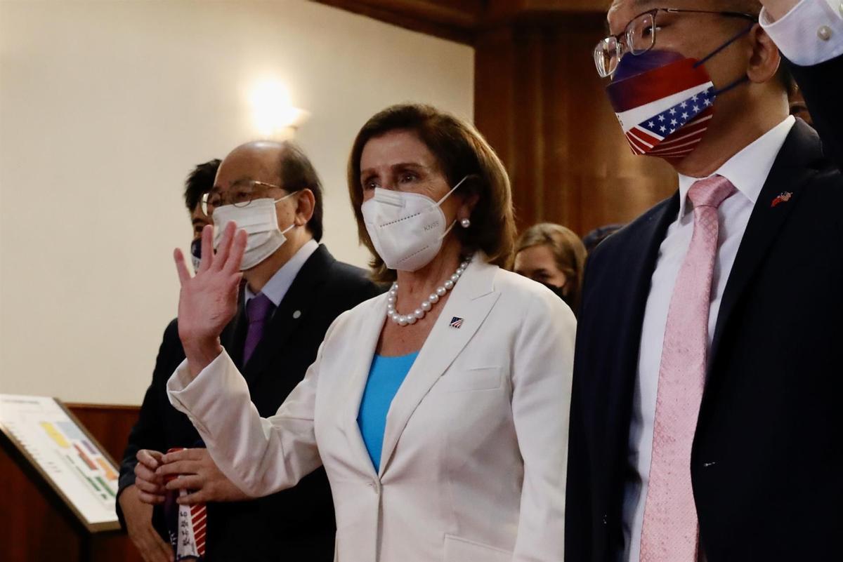 La presidenta de la Cámara Baja de Estados Unidos, Nancy Pelosi (C), en Taipei, Taiwan.