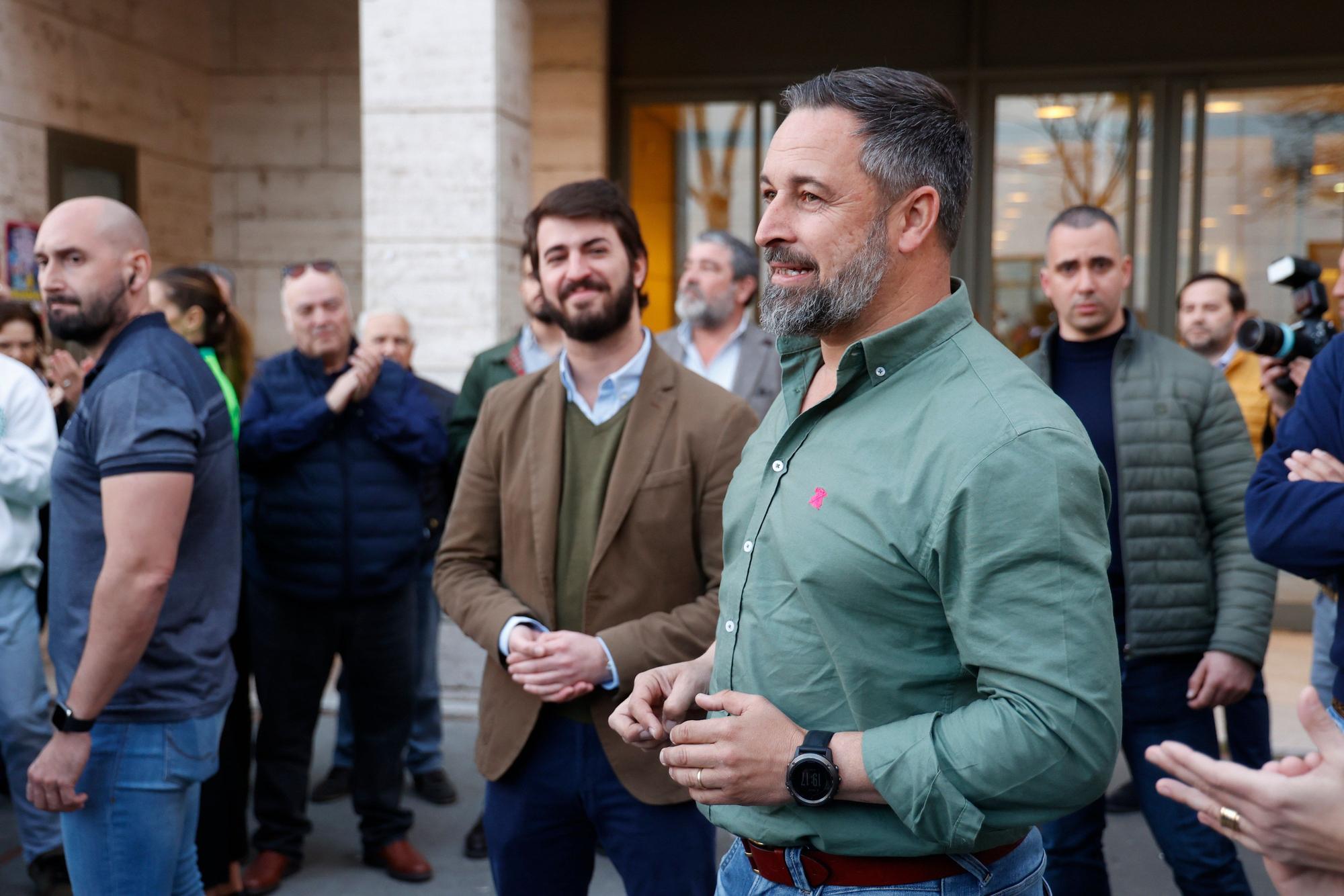 El vicepresidente de la Junta de Castilla y León, Juan García-Gallardo (i) y el presidente de VOX, Santiago Abascal (d), a su llegada a un acto de Vox en Valladolid.