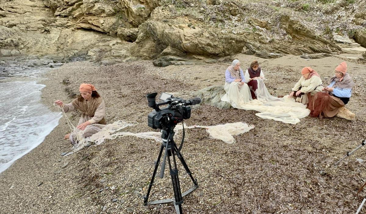 Veïnes del Port de la Selva han participat en aquesta escena a la platja.