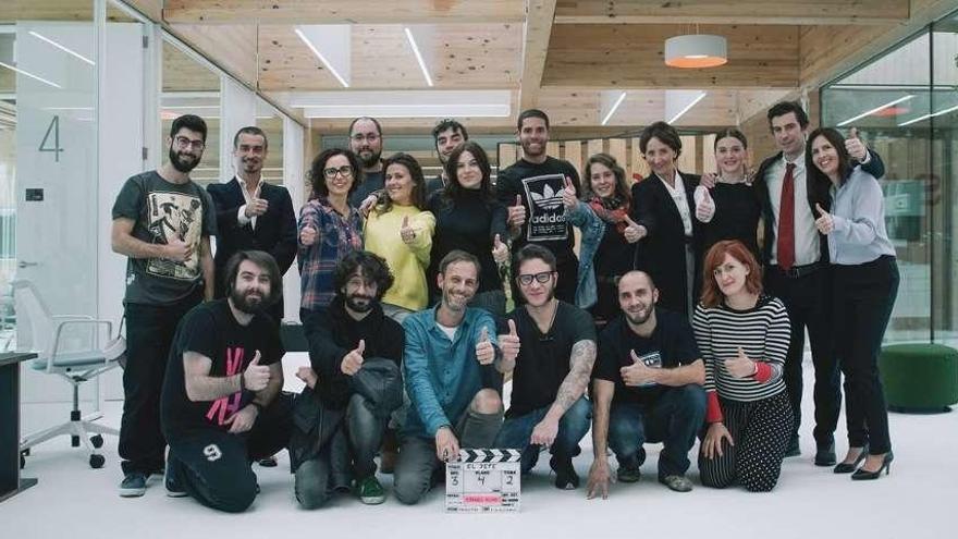 El equipo de &quot;El Jefe&quot;, con el estradense Lucas Terceiro (izq, abajo) como director de fotografía.