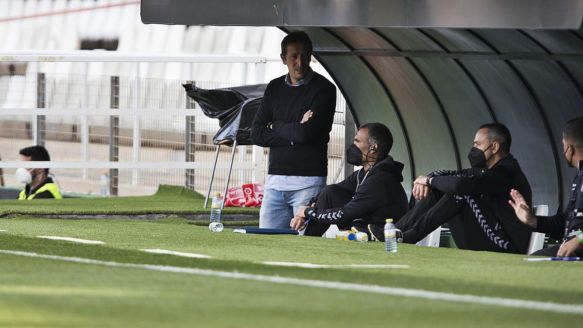 Luis Miguel Ramis dialoga con sus asistentes durante el partido entre el Cartagena y el Tenerife. | | LALIGA