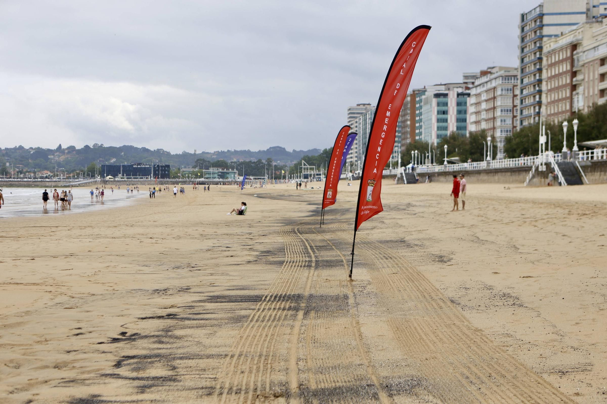 Ni la arena ni las medusas... esto es lo que más preocupa a los bañistas de la playa de San Lorenzo en Gijón (en imágenes)