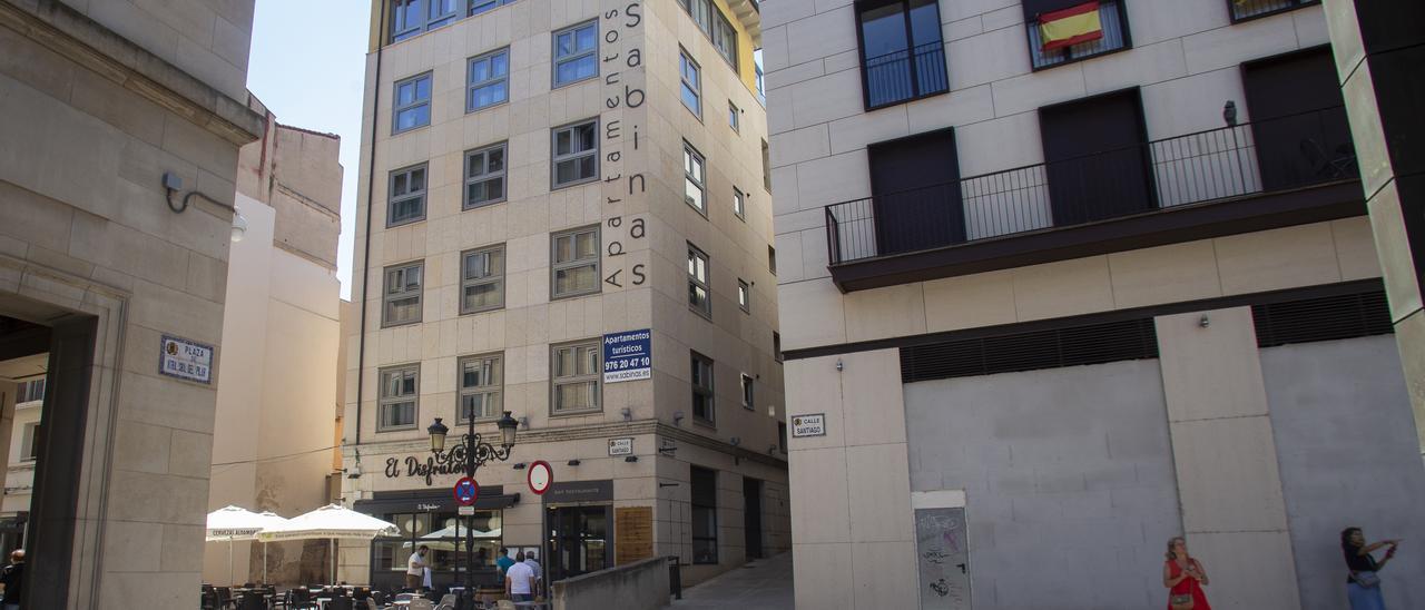 Edificio de pisos turísticos en la plaza del Pilar de Zaragoza.