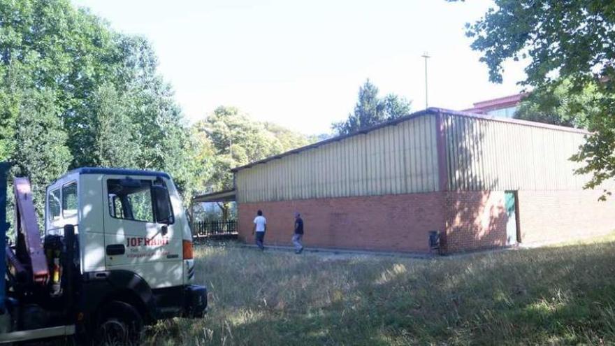 El inicio de las obras del gimnasio en el colegio público de Rubiáns. // Noé Parga