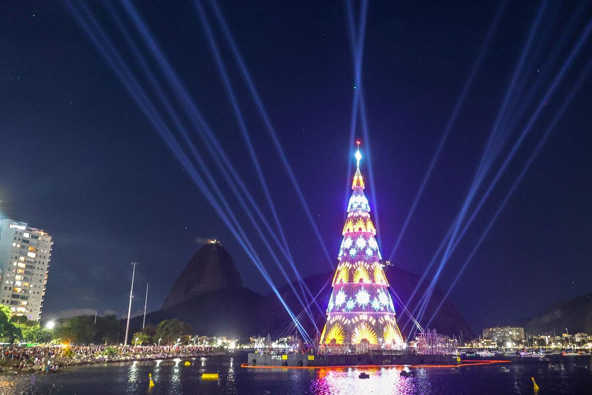 La estructura, totalmente iluminada en plena playa de Botafogo.