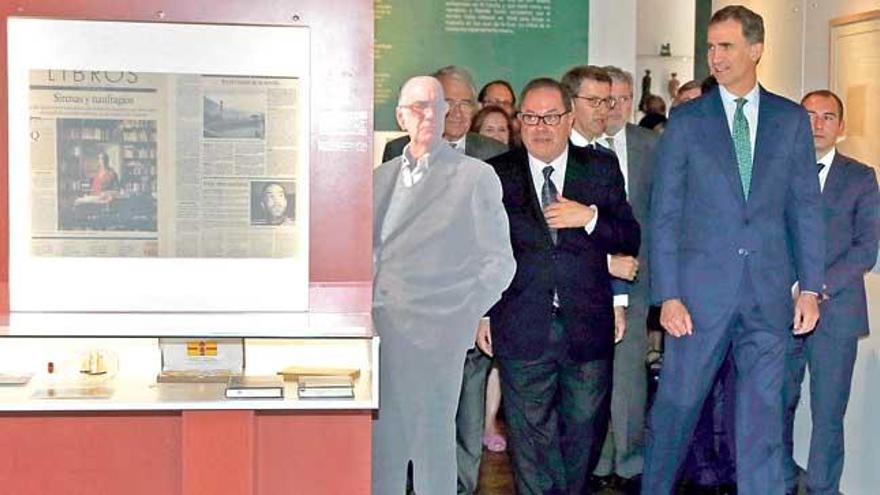 El rey inauguró ayer en la Biblioteca Nacional la exposición con motivo del centenario de Camilo José Cela.