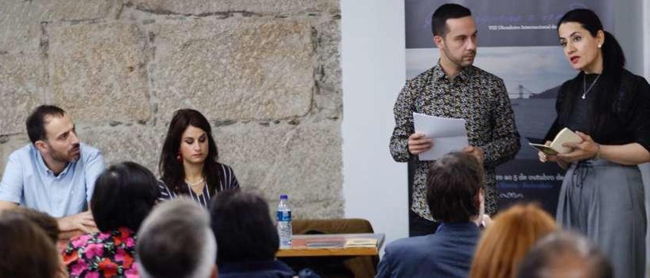 Un momento del taller poético, con Marcos de la Fuente y Yolanda Castaño (en la mesa). // J. Lores