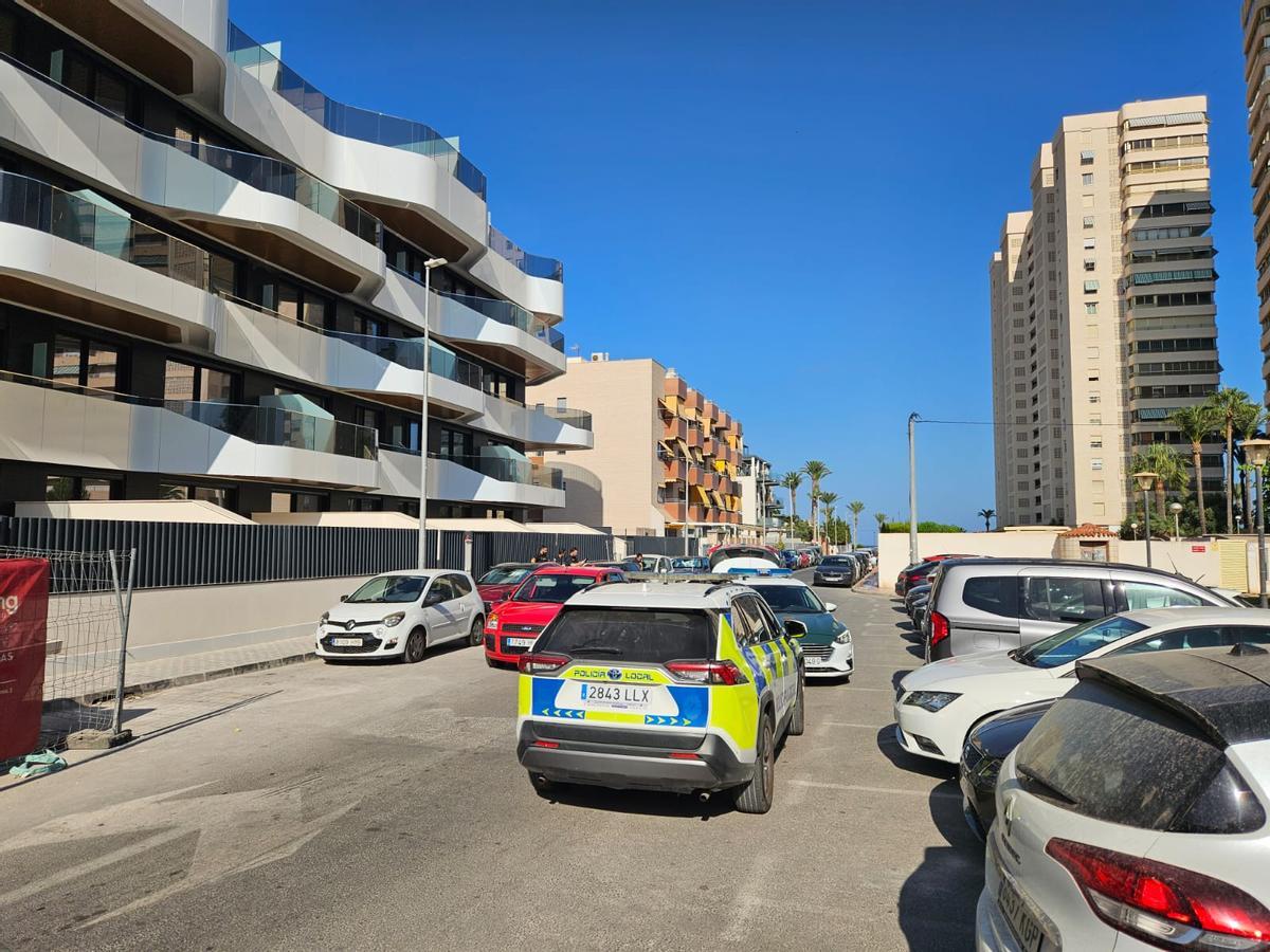 Una patrulla de la Policía Local y otra de la Guardia Civil en la zona del robo.