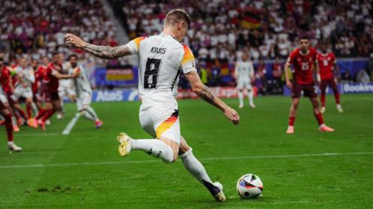Toni Kroos se dispone a lanzar una falta con Alemania