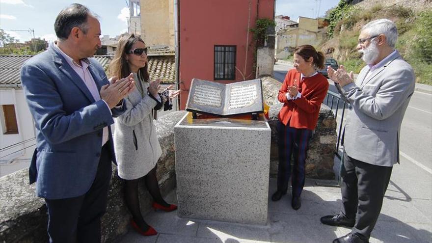 una placa celebra ‘la reconquista’