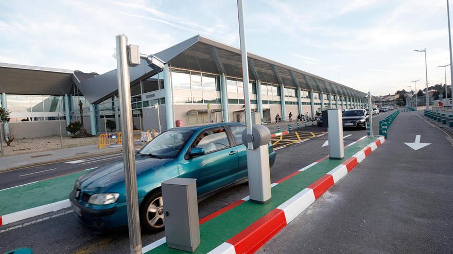 Aena habilitó ya las barreras y las 30 plazas del parking exprés. // R.G.