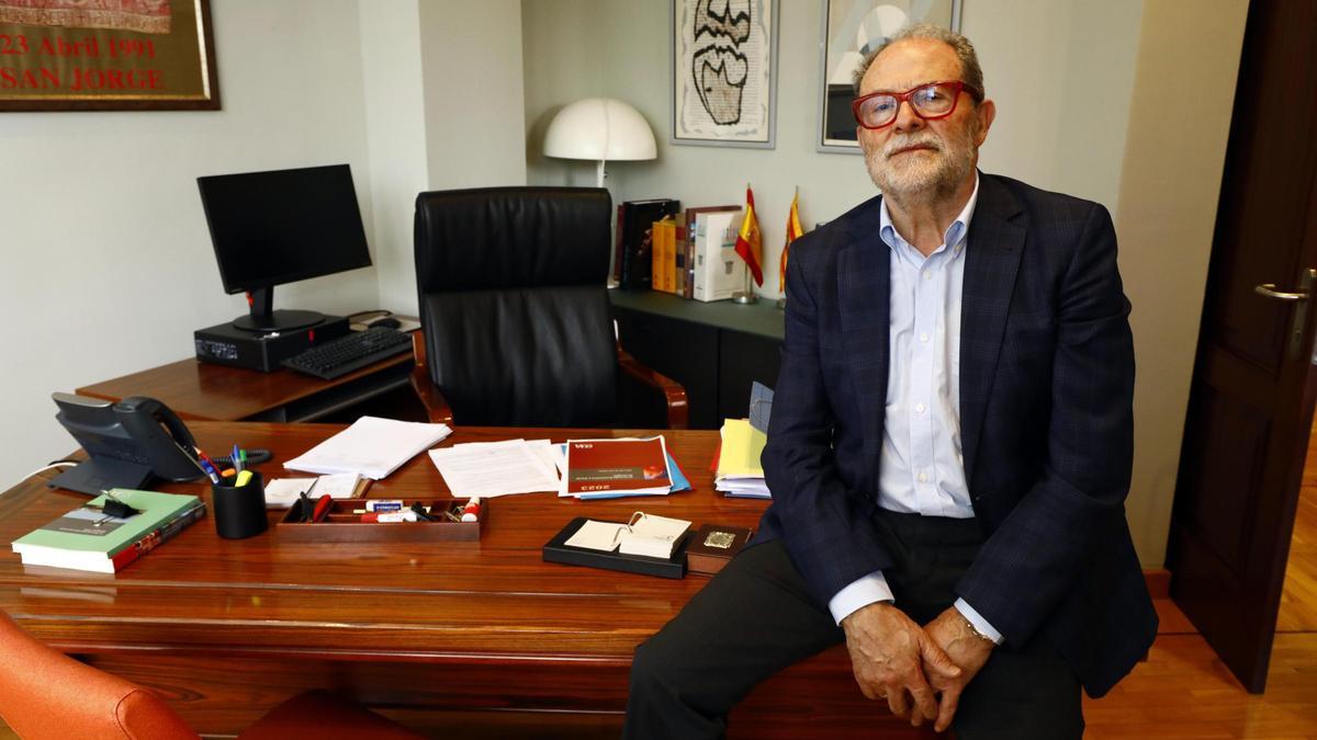 Juan García Blasco, presidente del Consejo Económico y Social de Aragón (CESA), en su despacho en la sede de este órgano consultivo.