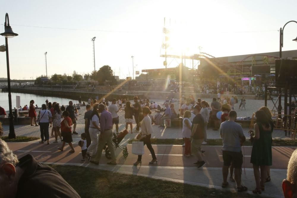 El paseo marítimo, la playa y los alrededores de la villa marinera se llenan de público para seguir el espectáculo Poético Piro-Musical.