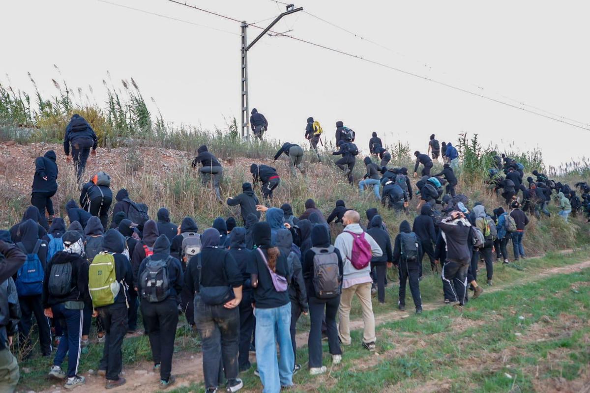 Un grupo de manifestantes trata de acceder al Nou Congost de Manresa, campo a través.
