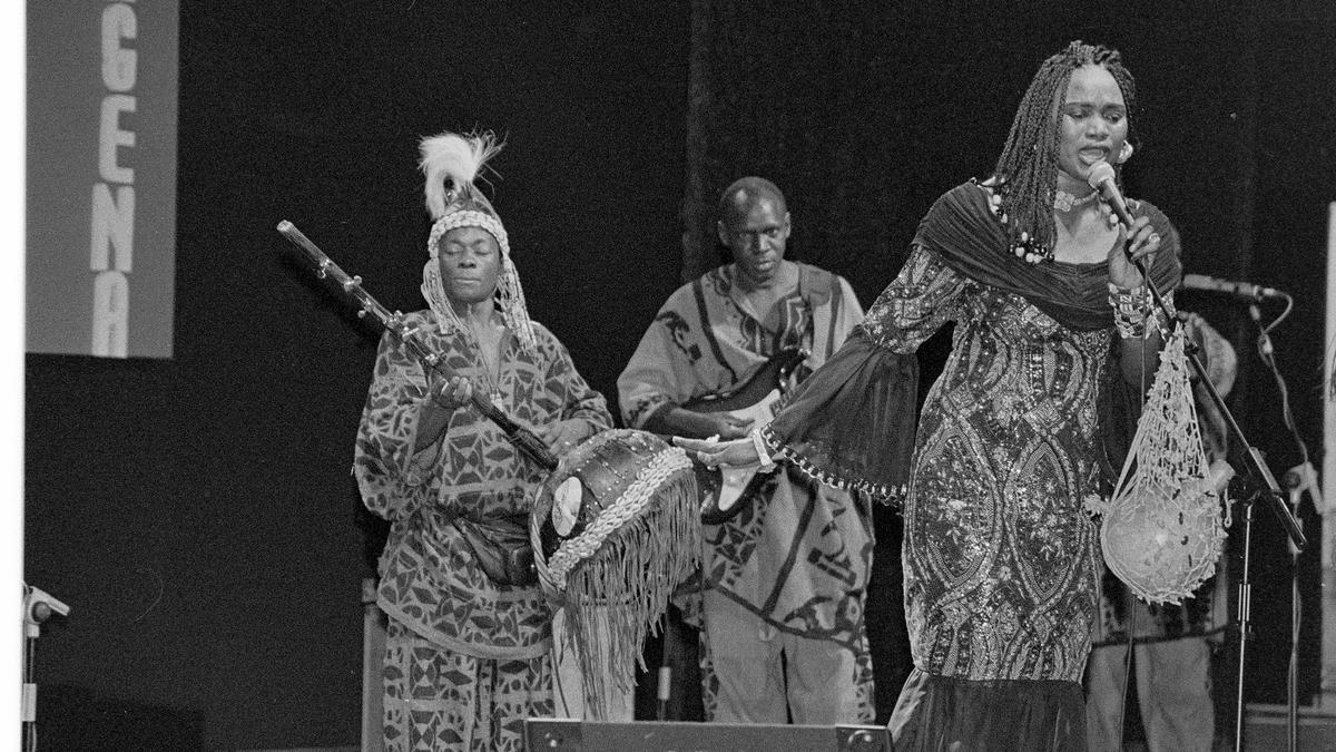 Actuación de Oumu Sangare en La Mar de Músicas de Cartagena (1996).