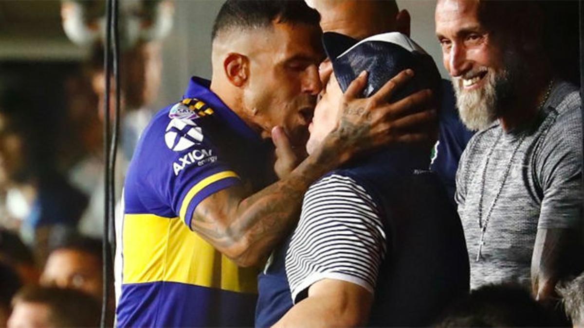 ¡El beso de Tévez y Maradona para celebrar el título de Boca que dio la vuelta al mundo!