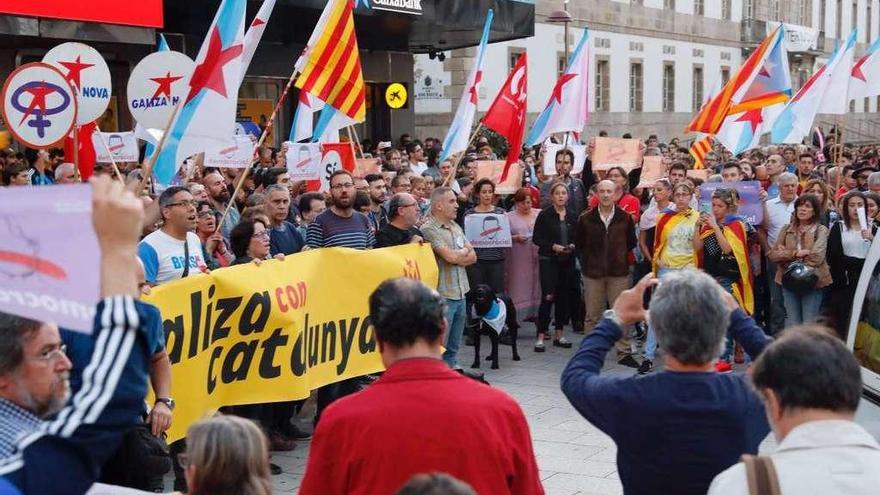 Centenares de personas protestan contra la actuación del Gobierno  |  Convocadose por la &#039;Plataforma Galiza con Catalunya&#039;, centenares de personas salieron la tarde-noche de ayer a las calles de las principales ciudades gallegas en apoyo &quot;al pueblo catalán&quot; y en repulsa por la actuación del Gobierno central a la hora de impedir el referéndum sobre la independencia. La concentración de Vigo se celebró en la farola de Urzáiz (en la fotografía). También tuvieron lugar en A Coruña, Ferrol, Santiago, Pontevedra, Ourense y Lugo. En las capitales provinciales la gente se congregó ante las sedes de la Subdelegación del Gobierno.