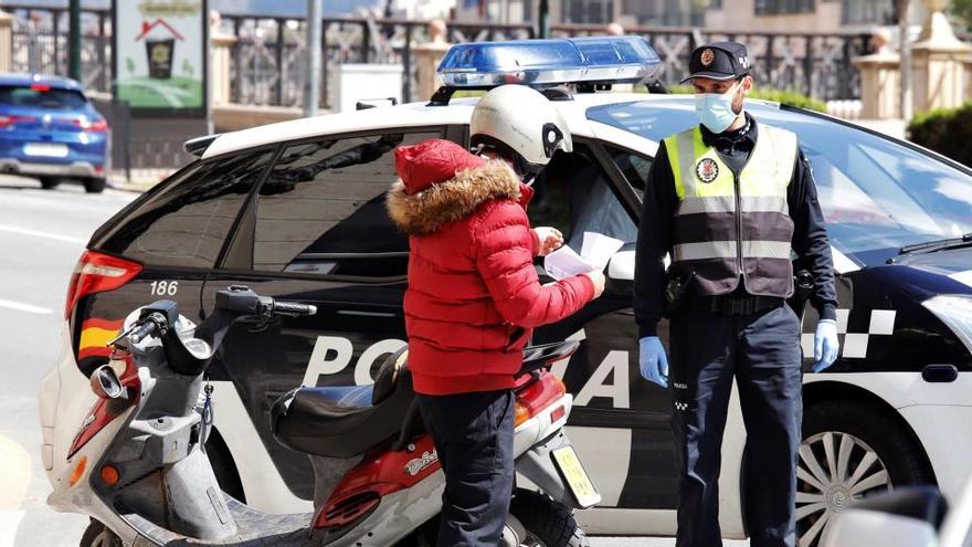 Un agente de la Policía Local de Murcia realiza un control de tráfico.