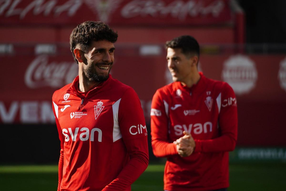 Óscar Gil en su primer entrenamiento como grana