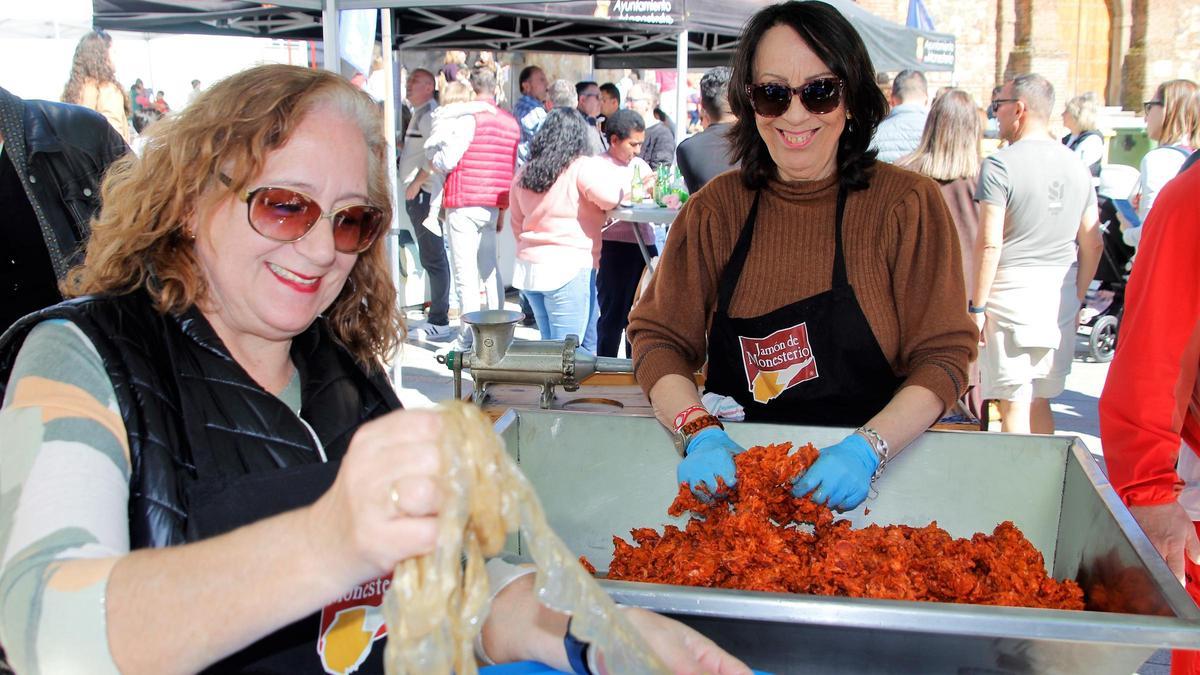 Elaboración de chorizos en colaboración con la asociación de pensionistas