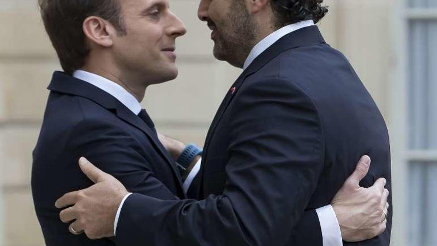 Emmanuel Macron y Saad Hariri se abrazan ayer en París. // Efe