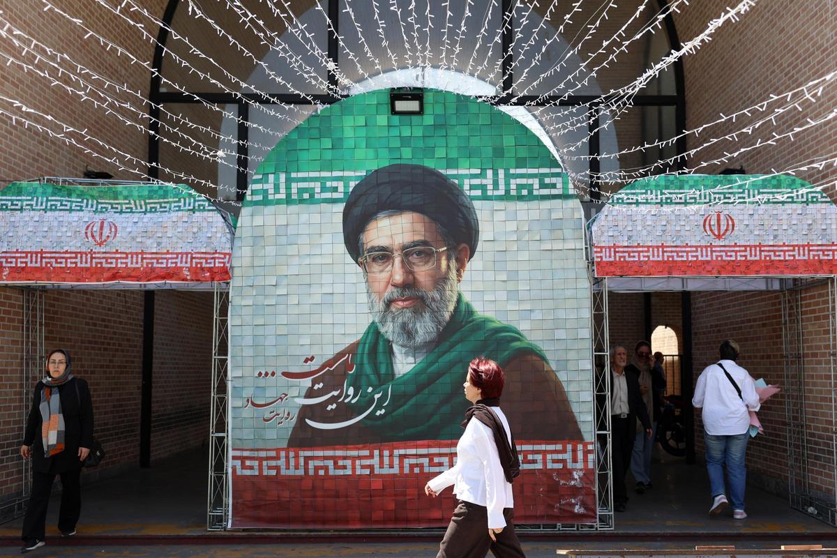 Carrer de Teheran amb una imatge del'Aiatol·là Khamenei