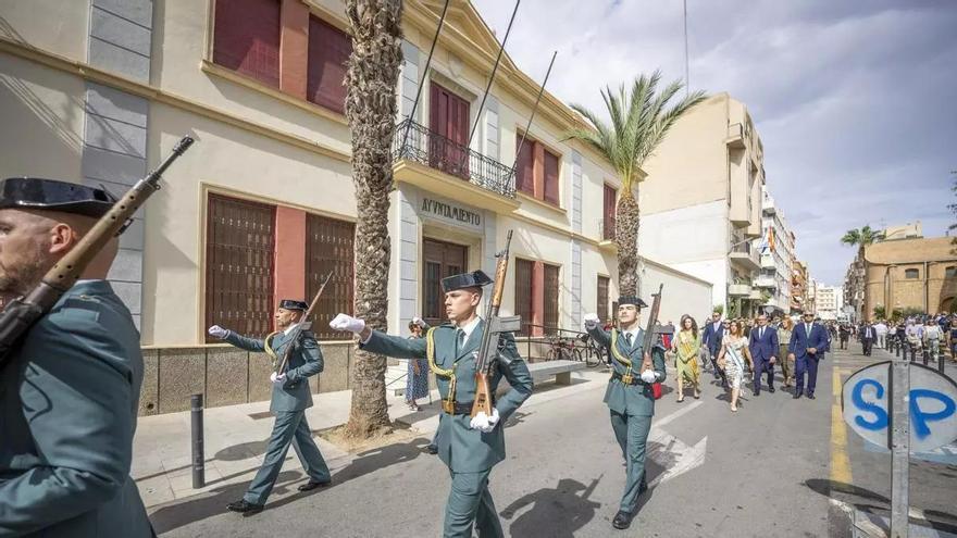 Torrevieja reserva más de 61.000 euros para celebrar el día de la Hispanidad: banderas, mil abanicos y banderines, sillas, paella y hasta 21 salvas