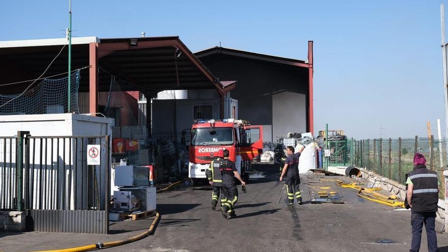 Extinguido el incendio en un centro de reciclaje de Lobón