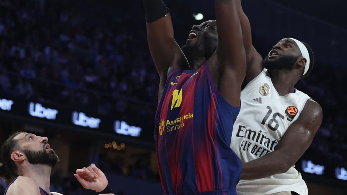 El blaugrana Fall intenta una esmaixada pressionat per Garuba. | KIKO HUESCA / EFE