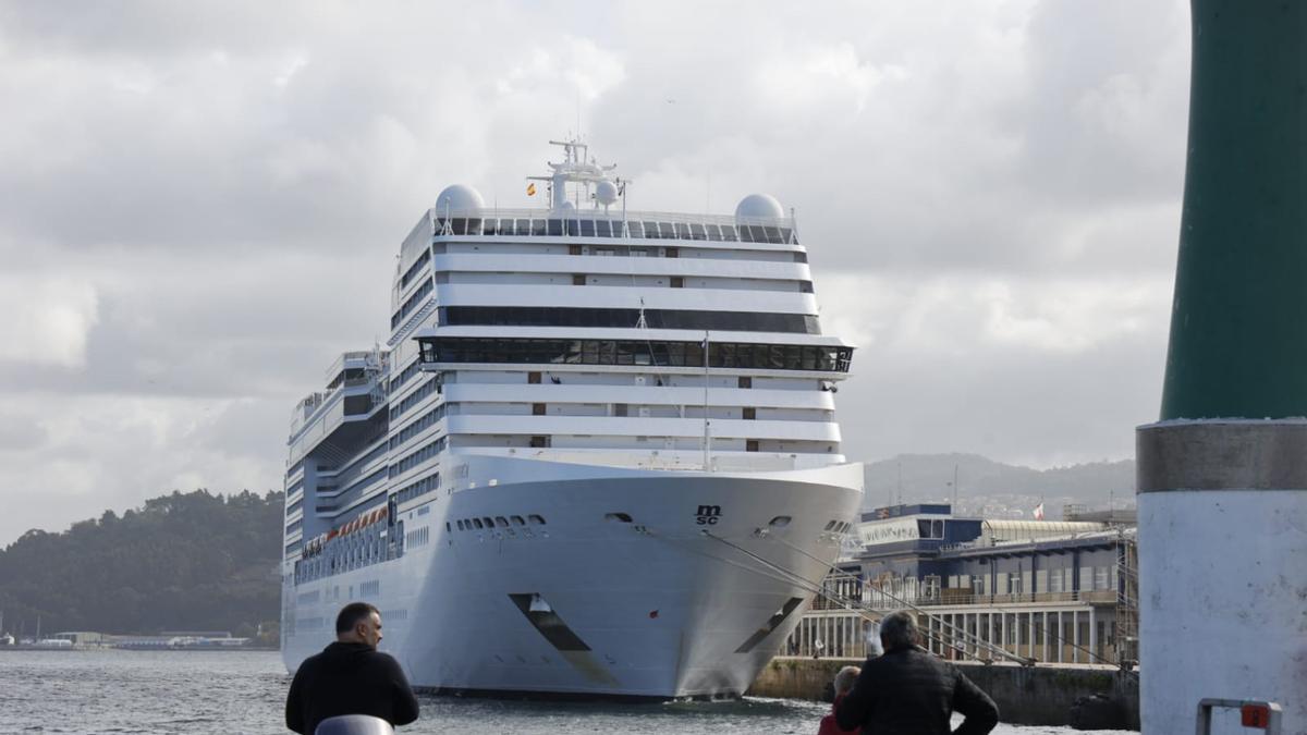 El &quot;MSC Magnifica&quot;, atracado en Vigo