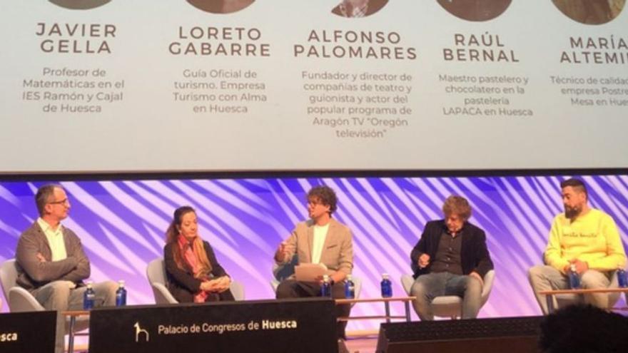 Algunos de los ponentes en la jornada de orientación sobre el escenario del Palacio de Congresos de Huesca. | HOYA DE HUESCA