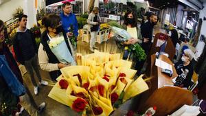 Mayoristas de flores vendiendo rosas, esta mañana en Mercabarna.