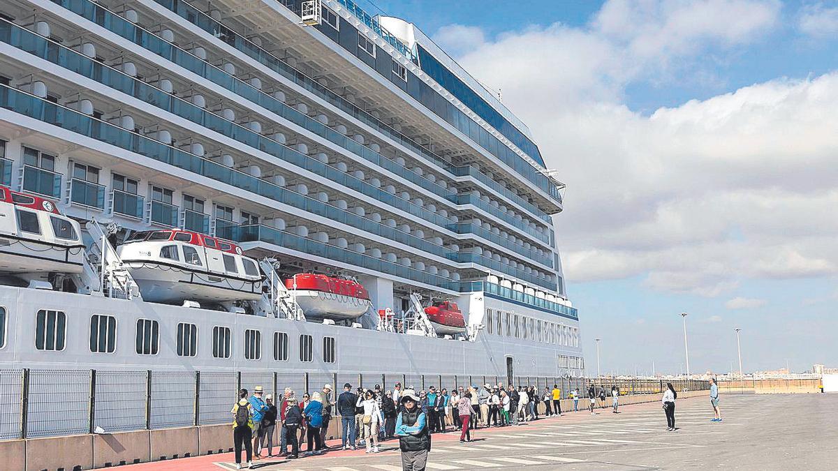 Pasajeros desembarcados de un crucero en el puerto de València, en una imagen de archivo.