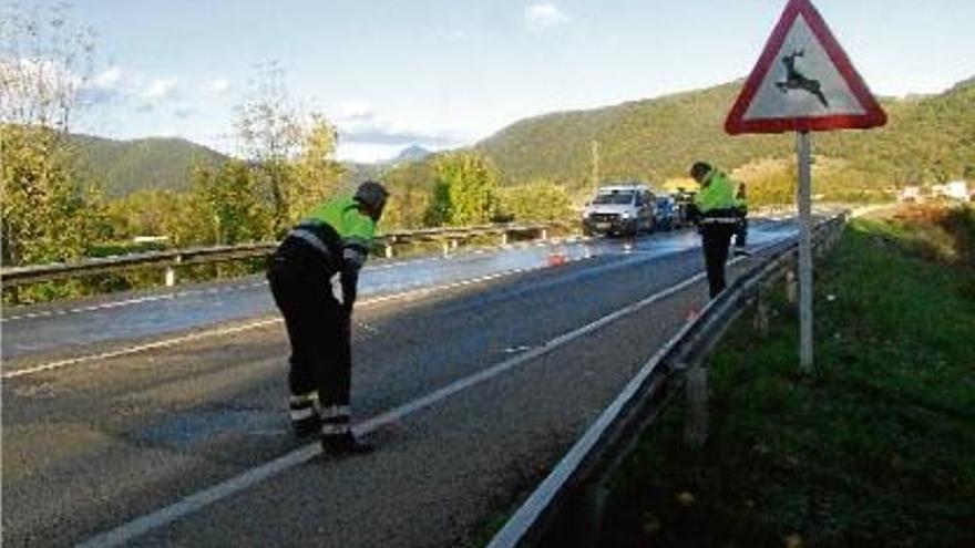 Els mossos d&#039;esquadra en el moment de prendre mesures per a la redacció de l&#039;atestat.