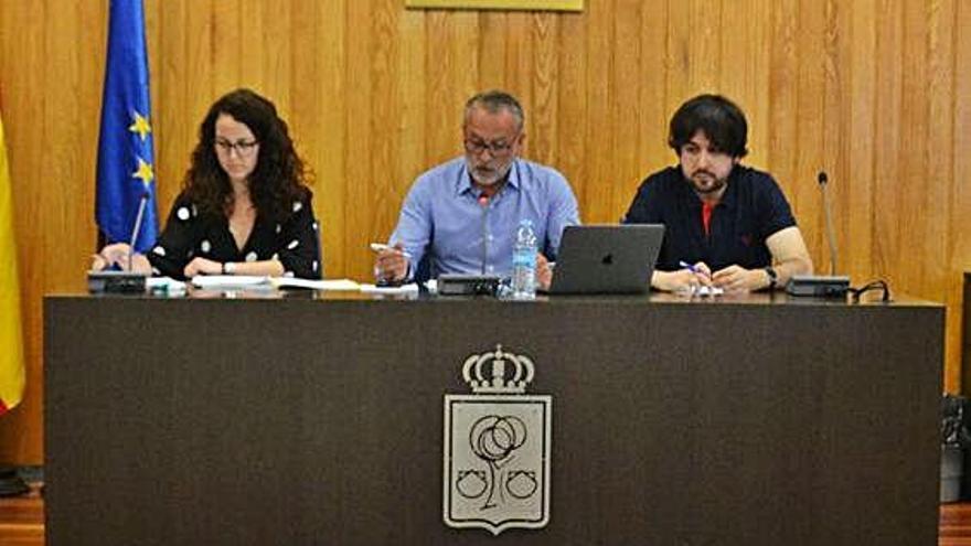 El alcalde de Cambre preside, ayer, el pleno.