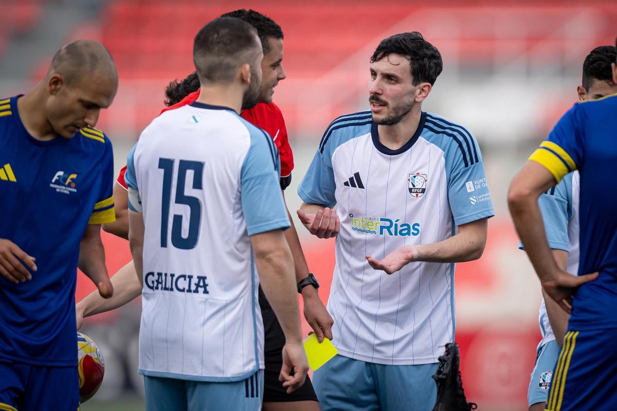 Brais Vidal y Pablo Carabán protestan al árbitro una decisión.