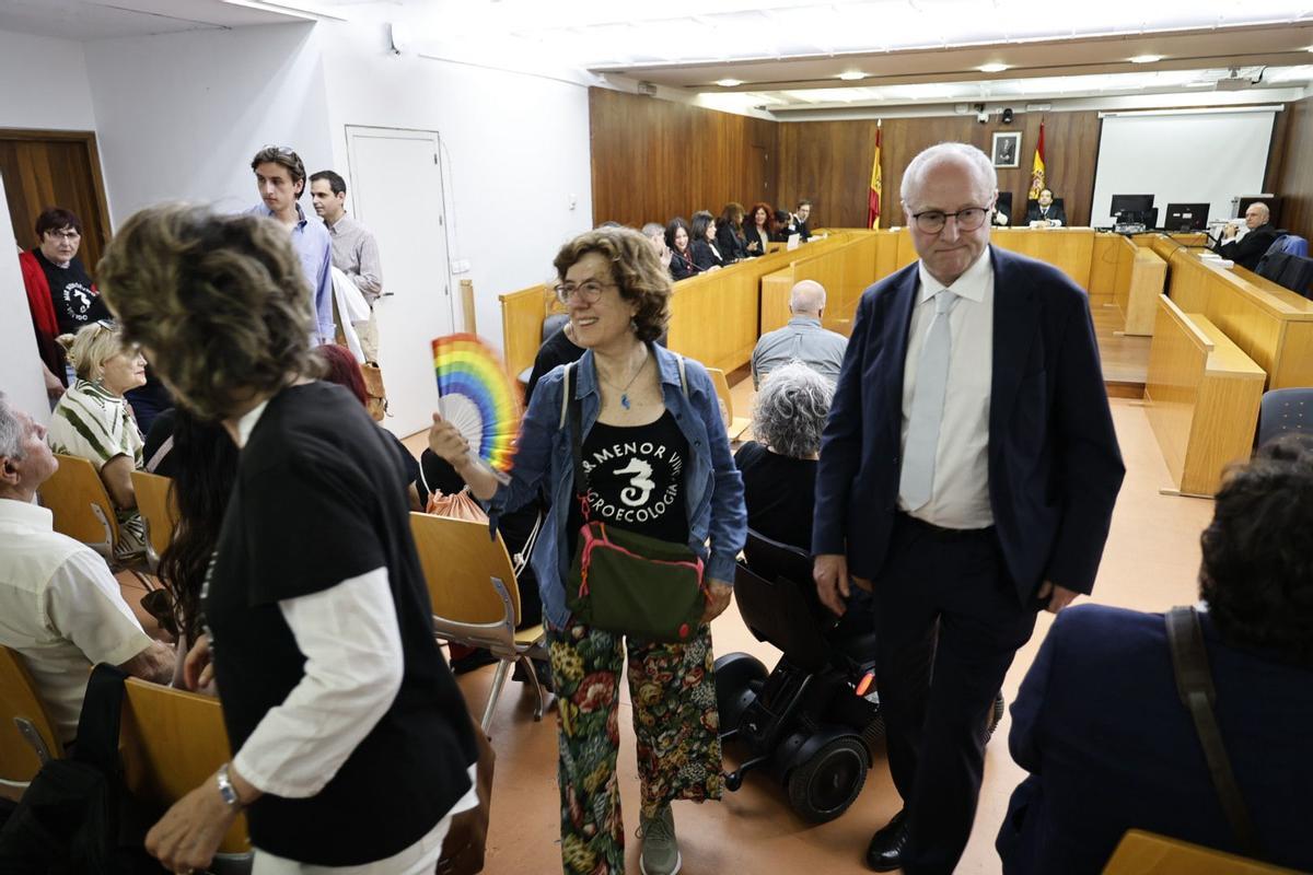 Representantes ambientales en la sala del juicio antes de su suspensión