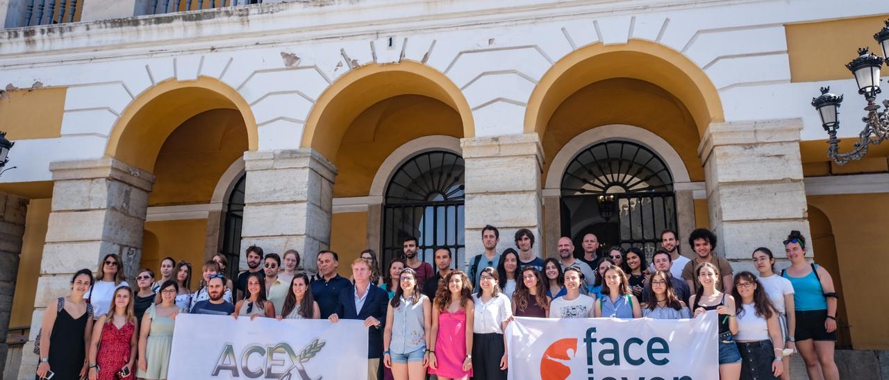 Los jóvenes que participan en el campamento para celiacos, ayer en el Ayuntamiento de Badajoz.