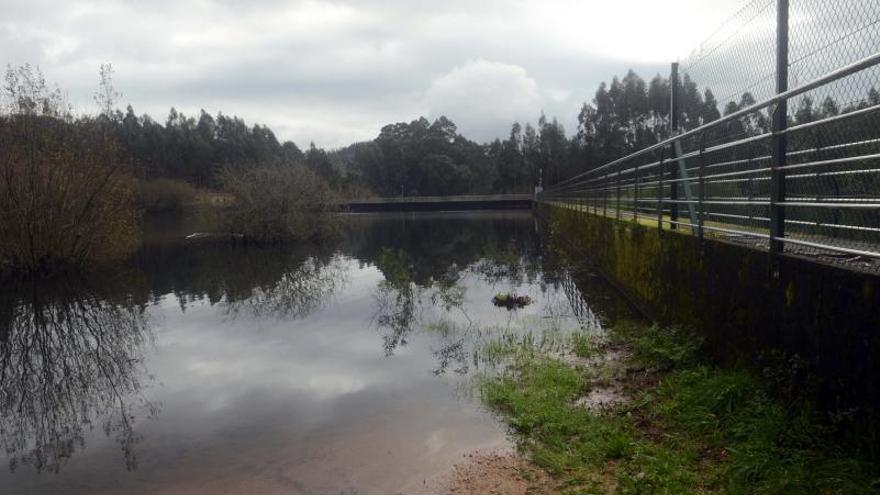 La presa de O Con, en Castroagudín, ayer.