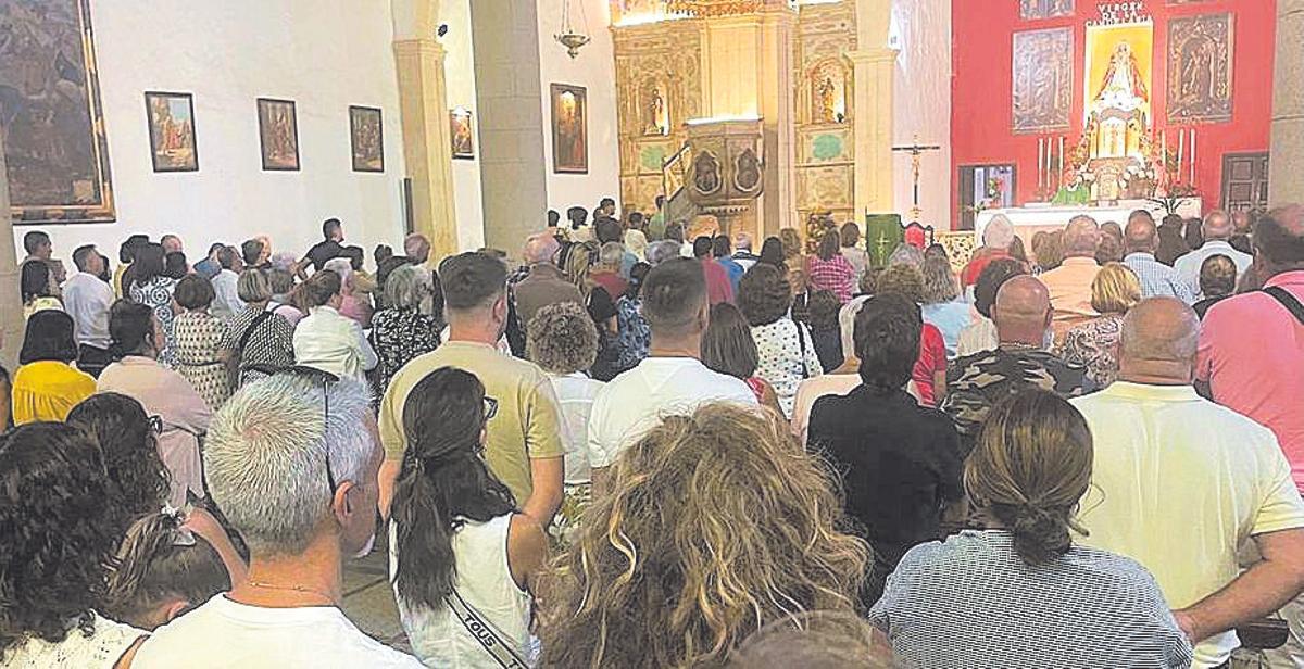 Lleno absoluto en la iglesia de La Oliva en la misa del domingo.