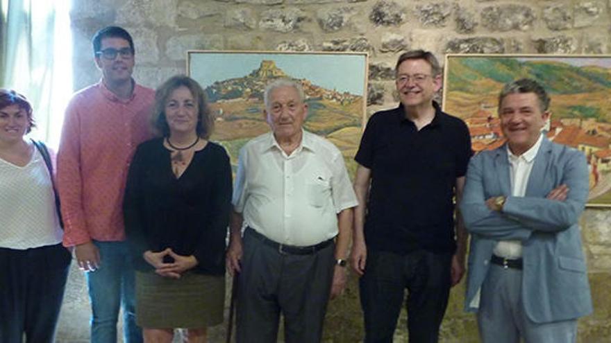 Carloandrés en el centro franqueado por Fanny Tur y Ximo Puig en Morella.