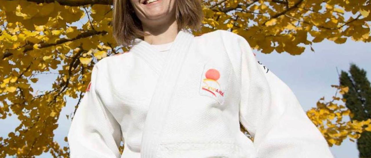 La ovetense Amelia Fernández Cabo, que suma más de tres décadas practicando judo, posa con su traje de competición en Oviedo.