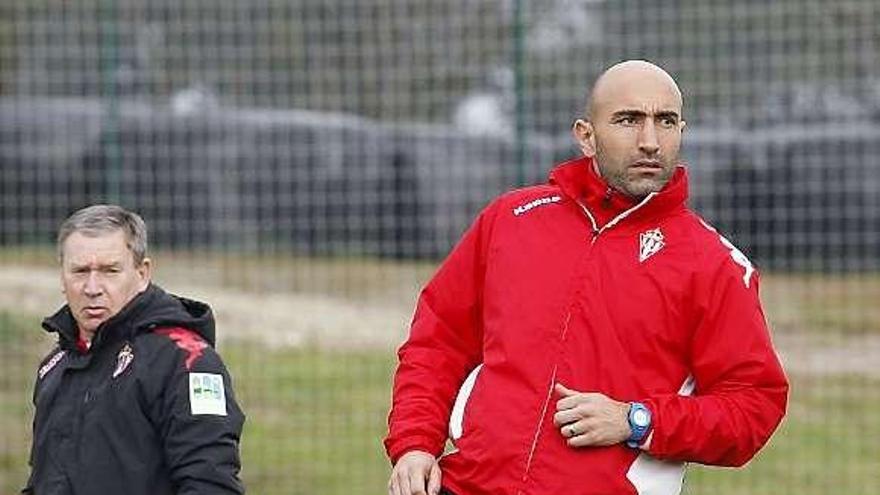 Abelardo se apoya en un balón, con Javier Clemente al fondo.