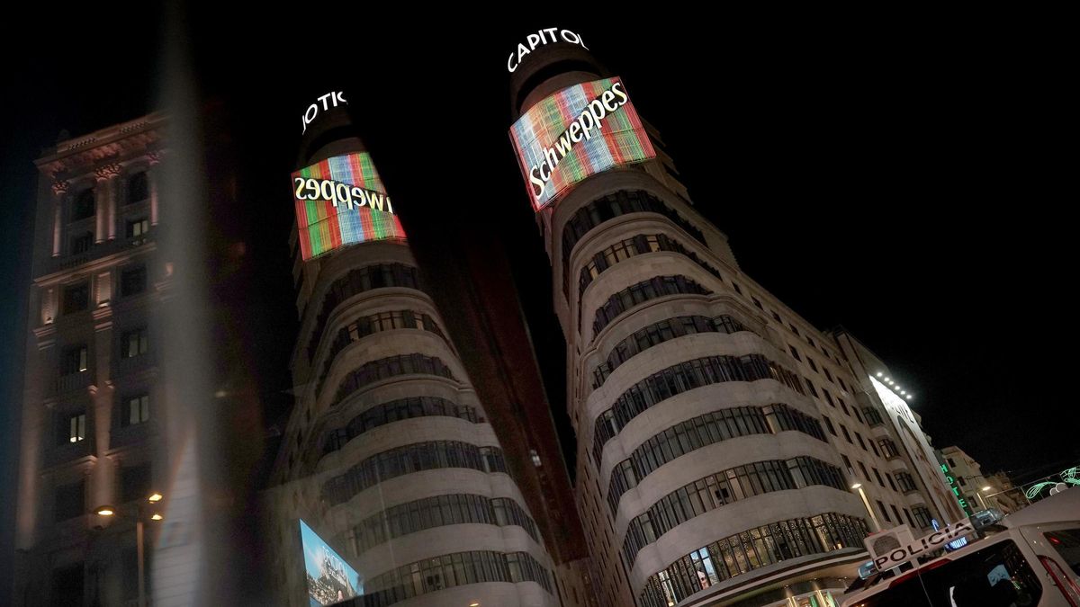 Neón de Schweppes, en la plaza de Callao.